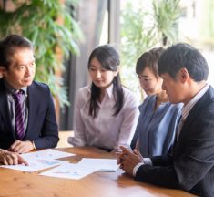 組織のパフォーマンスに悪影響を及ぼす朝令暮改の心理と対処法