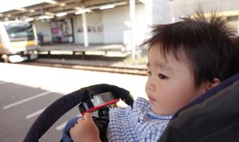 泣いている子どもとやさしい世界