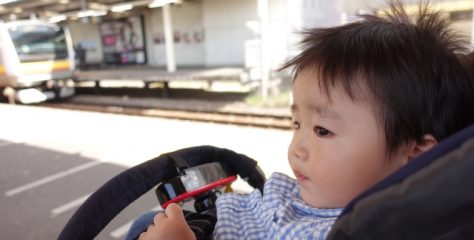泣いている子どもとやさしい世界