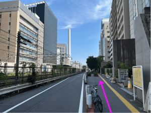 線路沿いをそのまままっすぐ進みます。