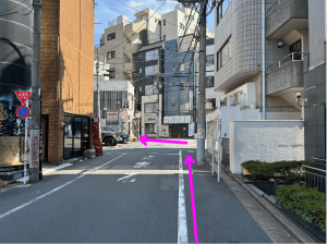 突き当りまでまっすぐ進みます。